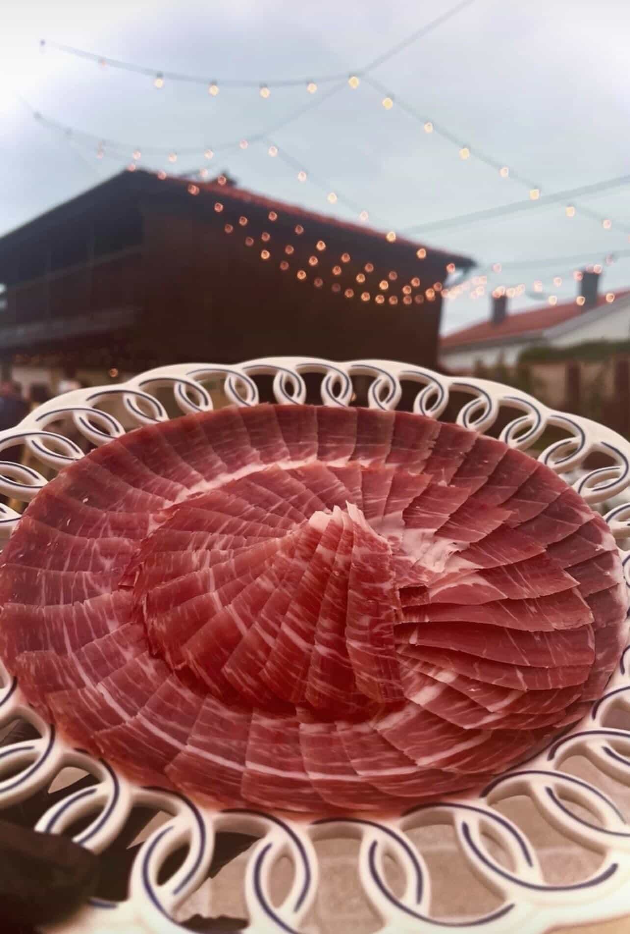 Plato de jamón con luces de fondo